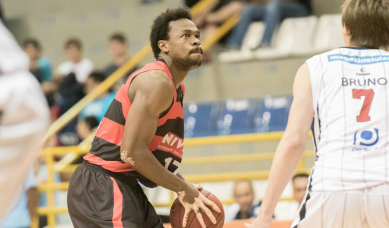 Edu Mariano em partida contra o Franca Basquete (foto: Divulgação)